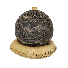 Cargar imagen en el visor de la galería, Licorera para mezcal elaborada con jícara de árbol calada a mano, tamaño grande

