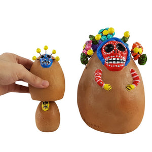 Muñeca matruska mexicana de tres piezas elaborada en barro policromado frío