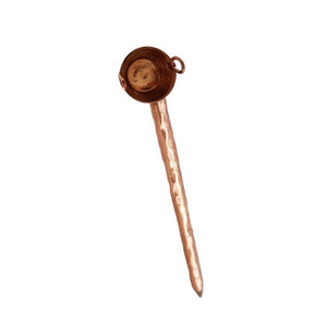 Pluma de cobre martillado tinta negra, decorada con cazos o cantaros