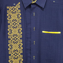 Cargar imagen en el visor de la galería, Guayabera yucateca de lino, diseño azul mosaico con bordados artesanales
