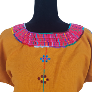 Blusa bordada Tzotzil Maya tradicional de Santa Martha Chiapas color mostaza con detalles de colores en cuello y mandas