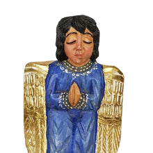 Cargar imagen en el visor de la galería, Ángel orando, tallada en madera y decorado con alas doradas
