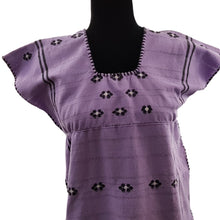 Cargar imagen en el visor de la galería, Blusa mixteca ceñida en busco de telar de cintura, decorada con brocados
