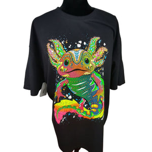 Playera estampada con figura de ajolote en colores neón