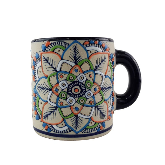Taza cilíndrica de cerámica Servín decorada a mano con mandalas
