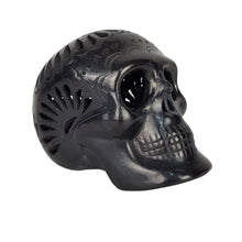 Cargar imagen en el visor de la galería, Cráneo mediano de barro negro decorado con hermosos calados y acabado pulido
