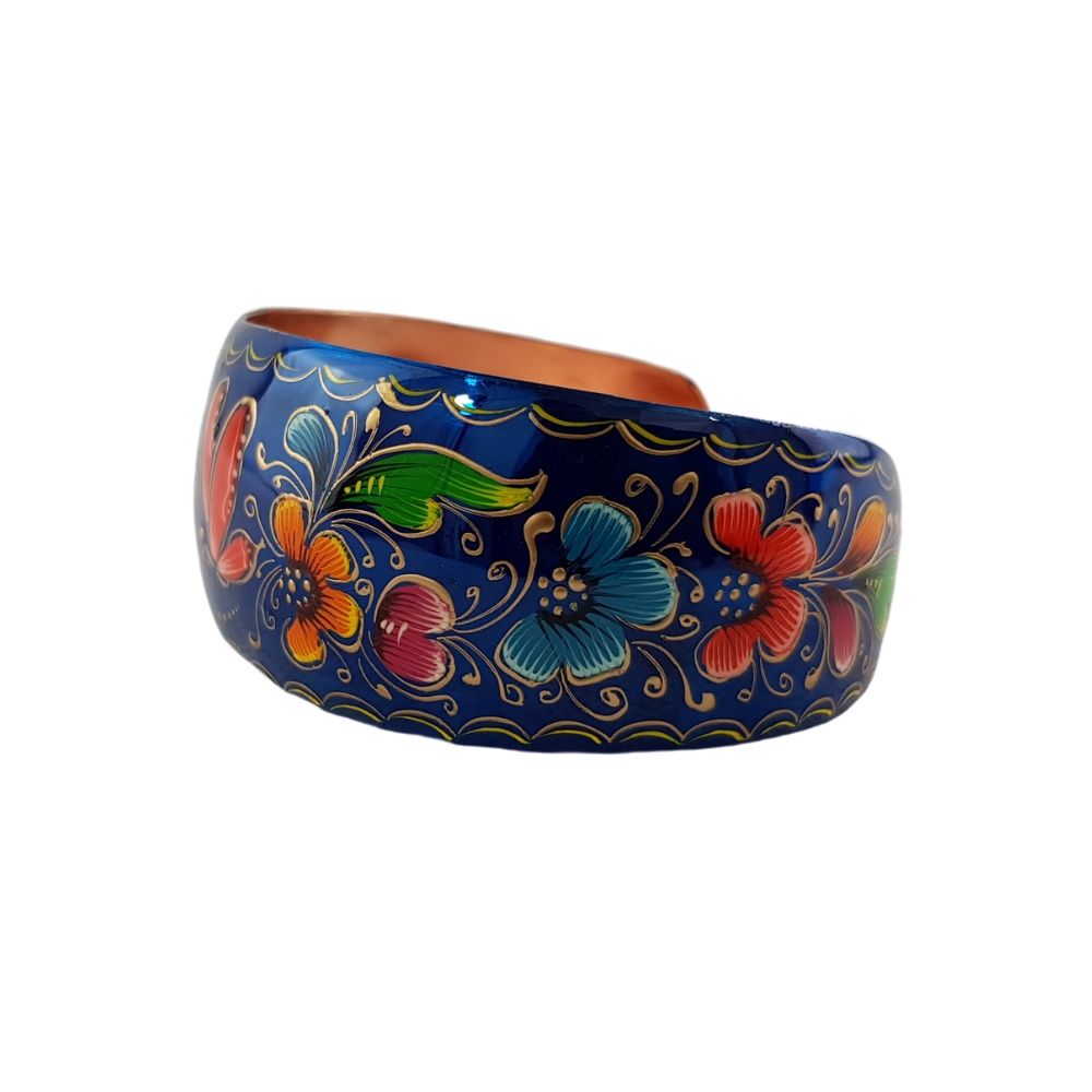 Brazalete ancho de cobre decorado con mariposas y flores
