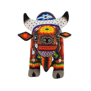 Toro, figura de madera decorada con simbolismo Wixárica