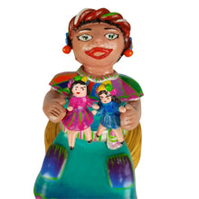 Cargar imagen en el visor de la galería, Muñeca de arte popular mexicano elaborada con barro betus
