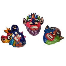 Cargar imagen en el visor de la galería, Mascarita de Tonalá, figura surrealista de arte popular mexicano elaborada con barro betus
