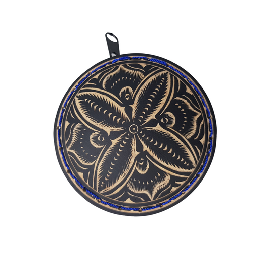 Monedero de jícara de árbol decorado con motivos de la costa oaxaqueña