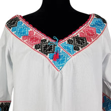 Cargar imagen en el visor de la galería, Blusa con manga 3/4, con finos bordados de hilván en cuello

