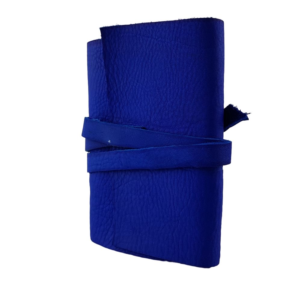 Libreta con hojas de papel reciclado y forro de piel costurada a mano