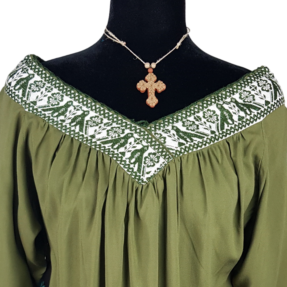 Blusa fresca de rayón con bordado de hilván tradicional de Puebla y manga 3/4