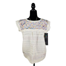 Cargar imagen en el visor de la galería, Blusa extra grande hecha en telar de pedal, bordada con palomas y flores y acabado de encaje
