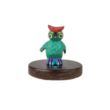 Cargar imagen en el visor de la galería, Reconocimiento con artesanía mexicana. Alebrije de madera chico en trofeo con base de madera y placa metálica personalizada
