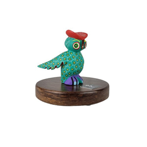 Reconocimiento con artesanía mexicana. Alebrije de madera chico en trofeo con base de madera y placa metálica personalizada
