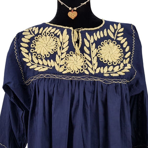 Blusón fresco de manta ligera, decorado al pecho con flores rococó