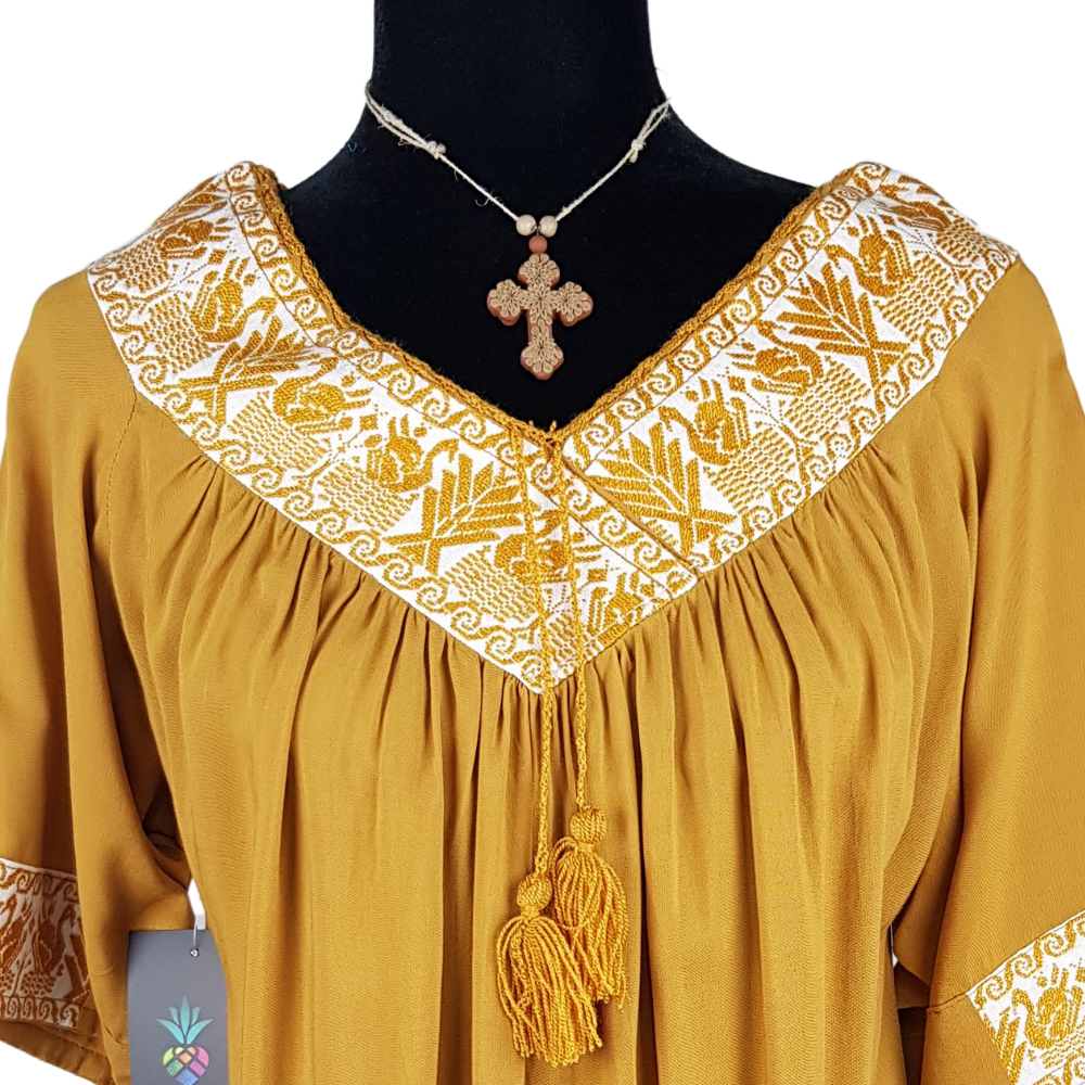 Blusa fresca de rayón con bordado de hilván tradicional de Puebla y manga 3/4