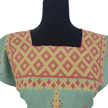 Cargar imagen en el visor de la galería, Blusa de lino con bordados Tzotziles tradicionales de Chiapas azul con grecas amarillas y rosas en cuello, pecho y mangas
