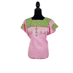 Blusa de lino con bordados Tzotziles tradicionales de Chiapas color rosa con grecas verdes y detalles de colores en cuello, mangas y pecho