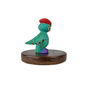 Reconocimiento con artesanía mexicana. Alebrije de madera chico en trofeo con base de madera y placa metálica personalizada