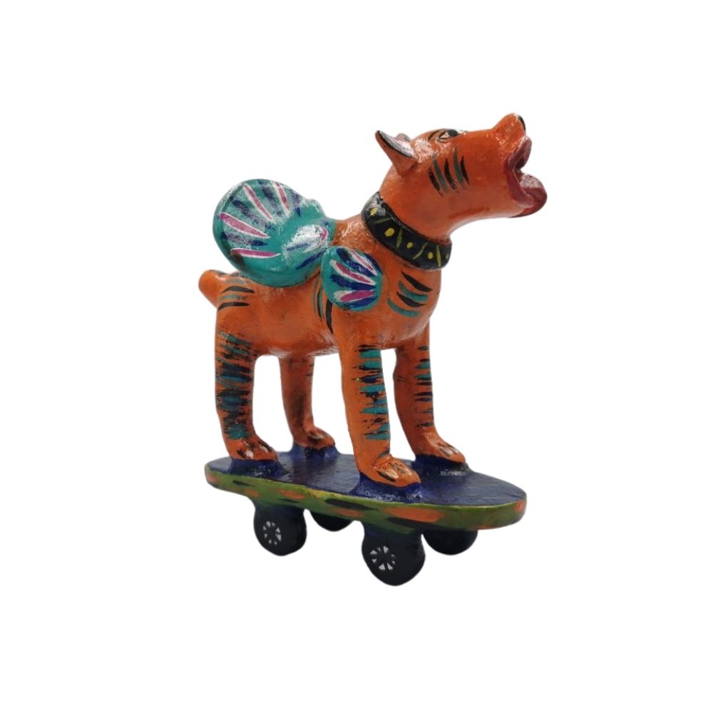 Perro en patineta, figura surrealista de arte popular mexicano elaborada con barro betus