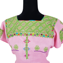 Cargar imagen en el visor de la galería, Blusa de lino con bordados Tzotziles tradicionales de Chiapas rosa con grecas verdes y detalles de colores en cuello, pecho y mangas
