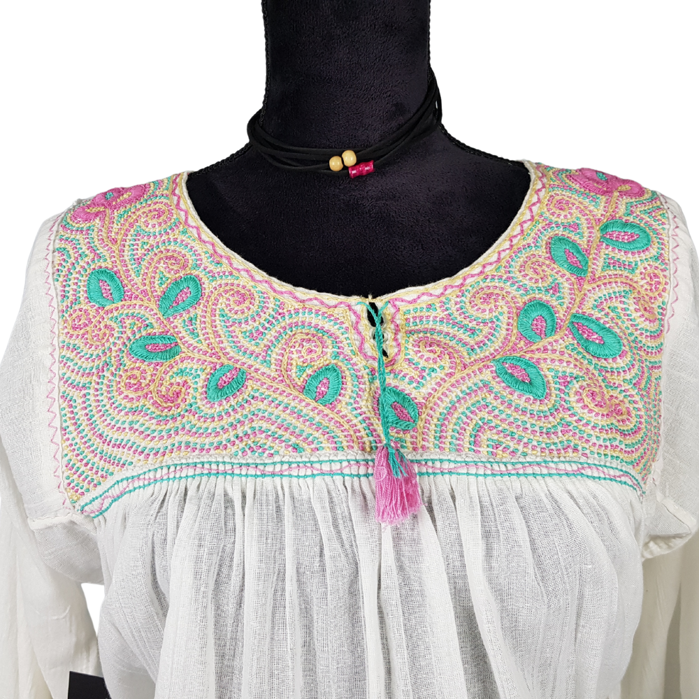 Blusa Aguacatenango con bordado de nudito, hecha en Chiapas