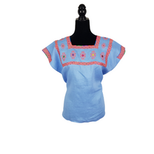 Cargar imagen en el visor de la galería, Blusa de lino con bordados Tzotziles tradicionales de Chiapas azul con grecas y flores rosas en cuello y mangas
