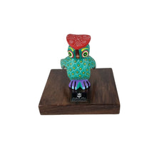 Cargar imagen en el visor de la galería, Reconocimiento con artesanía mexicana. Alebrije de madera chico en trofeo con base de madera y placa metálica personalizada
