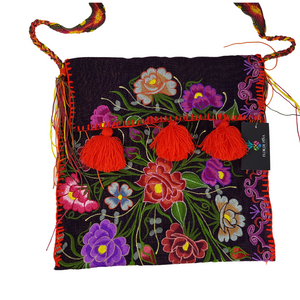 Bolsa cuadrada de textil con lienzos chiapanecos bordados a mano