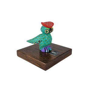Reconocimiento con artesanía mexicana. Alebrije de madera chico en trofeo con base de madera y placa metálica personalizada