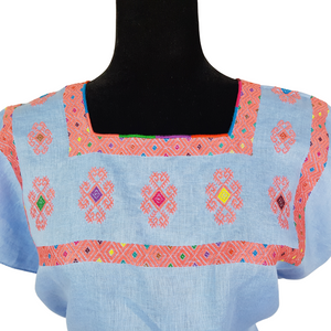 Blusa de lino con bordados Tzotziles tradicionales de Chiapas azul con grecas y flores rosas y detalles de colores en cuello y mangas