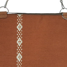 Cargar imagen en el visor de la galería, Porta laptop acolchado tejido en telar de cintura con hilos de algodón, asa extendible
