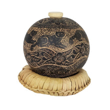 Cargar imagen en el visor de la galería, Licorera para mezcal elaborada con jícara de árbol calada a mano, tamaño grande
