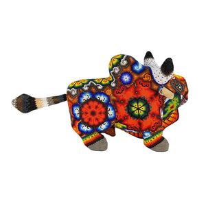 Toro, figura de madera decorada con simbolismo Wixárica