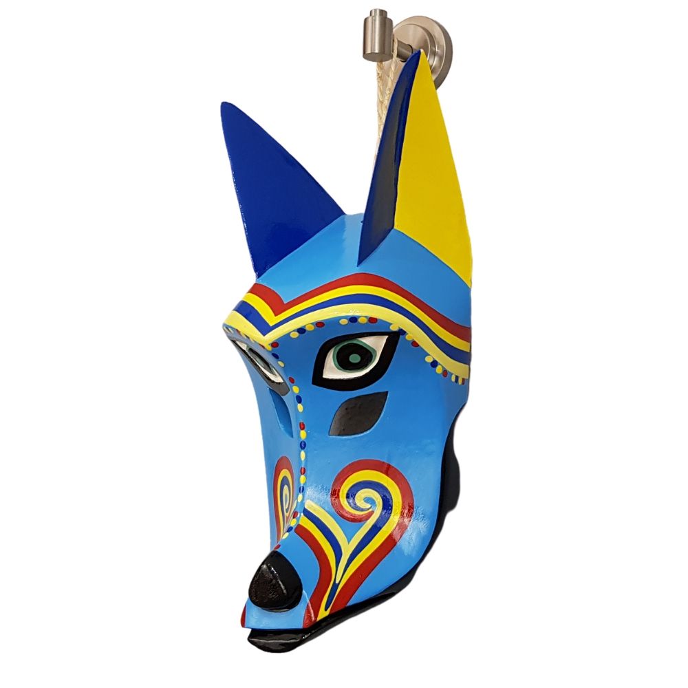 Máscara ceremonial de coyote con bigotes de arcoíris, capitán #1 del baile de los Morenos