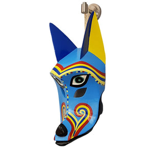 Máscara ceremonial de coyote con bigotes de arcoíris, capitán #1 del baile de los Morenos