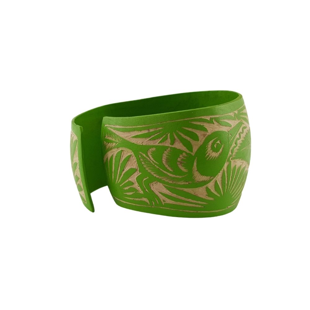 Brazalete elaborado con jícara de árbol calada a mano con aves y flores