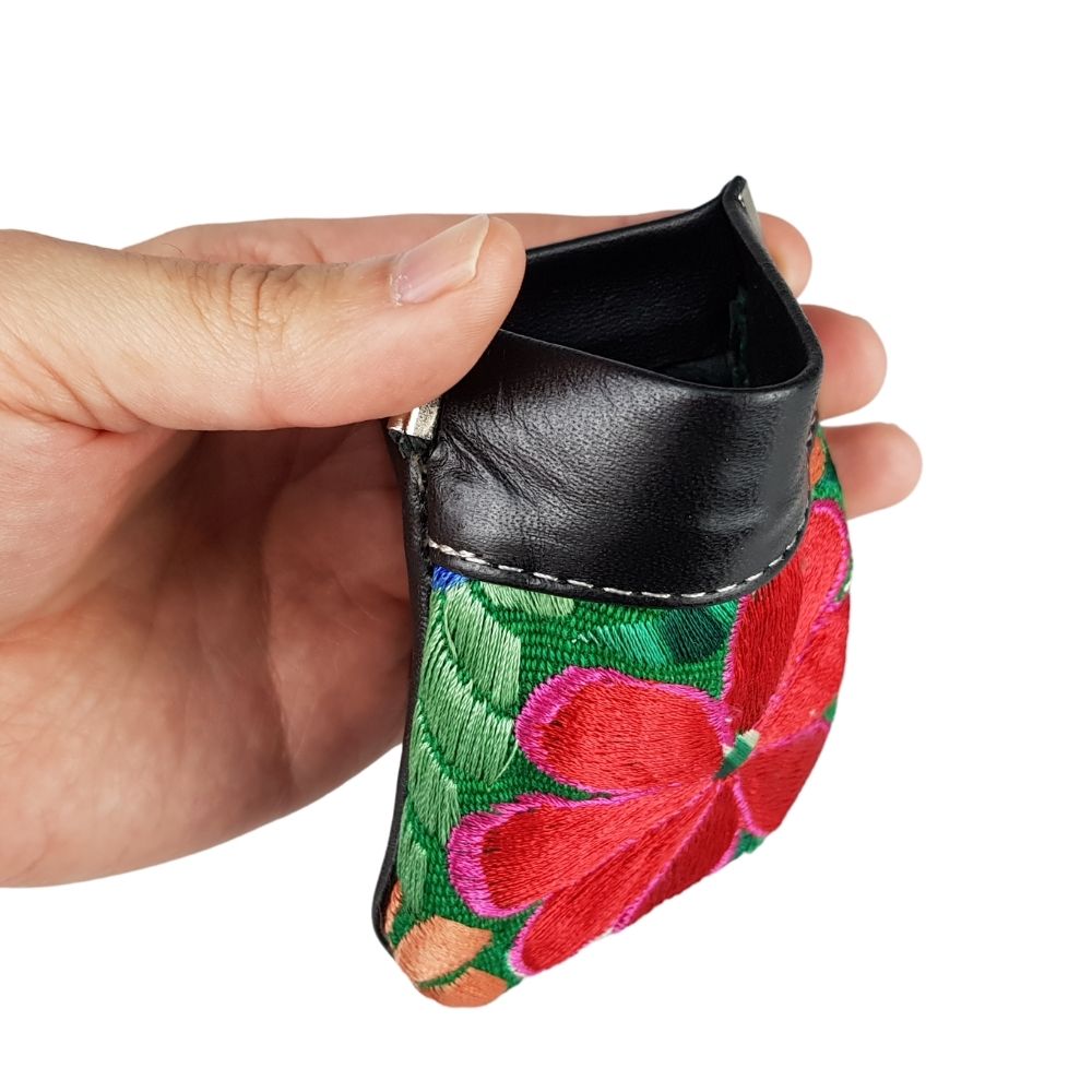 Monedero de piel con textil artesanal y fleje – Artesanías Flor de