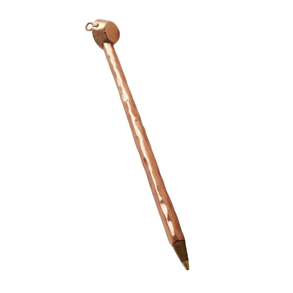 Pluma de cobre martillado tinta negra, decorada con cazos o cantaros