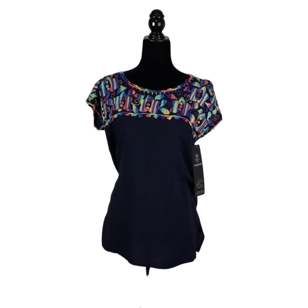 Blusa fresca sin manga decorada al pecho con bordado relleno