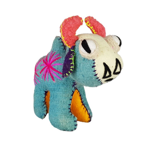 Animalito de lana, peluche toro artesanal bordado a mano