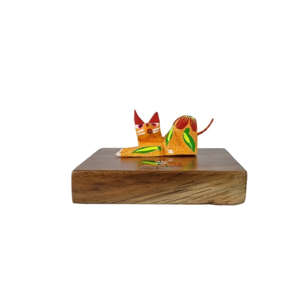 Reconocimiento con artesanía mexicana. Alebrije de madera mini en trofeo con base de madera y placa metálica personalizada