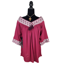 Cargar imagen en el visor de la galería, Blusa fresca de rayón con bordado de hilván tradicional de Puebla y manga 3/4
