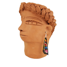 Cargar imagen en el visor de la galería, Arete enroscado hecho de cobre y decorado con laca perfilada de Michoacán
