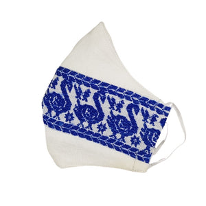 Cubrebocas manta con bordado de hilván tradicional de Puebla