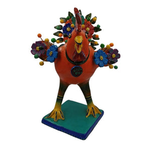 Gallo grande con flores, figura surrealista de arte popular mexicano elaborada con barro betus