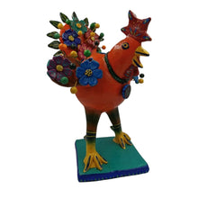 Cargar imagen en el visor de la galería, Gallo grande con flores, figura surrealista de arte popular mexicano elaborada con barro betus
